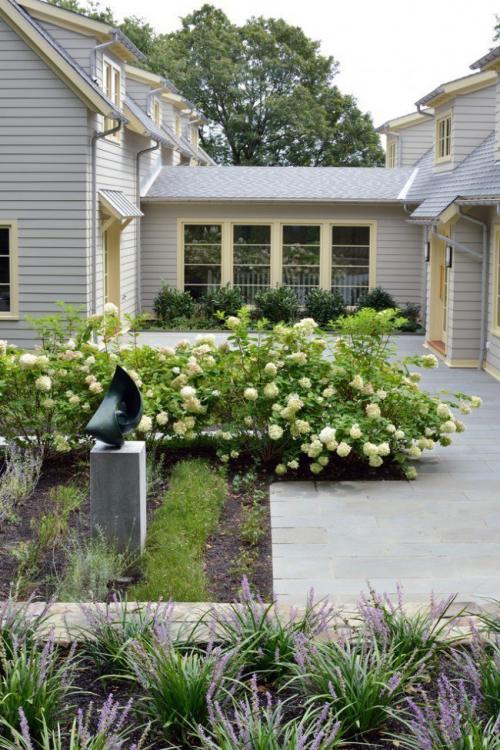 Клумба на даче 02