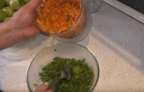 Соленые зеленые помидоры горячим способом. Зеленые помидоры на зиму в банках — 8 вкусных простых рецептов