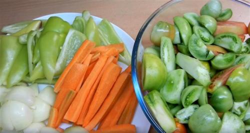 Зеленые помидоры квашеные в бочке. Квашеные зеленые помидоры в бочке 08