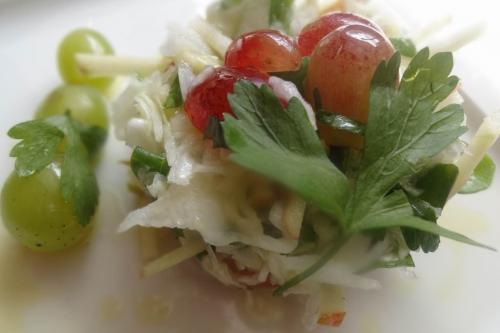 Яблоки в капусте квашеной. Квашеная капуста быстрого приготовления хрустящая и сочная.