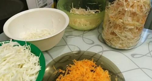 Квашеная капуста с целыми яблоками в ведре. Хрустящая квашеная капуста — классические рецепты на зиму