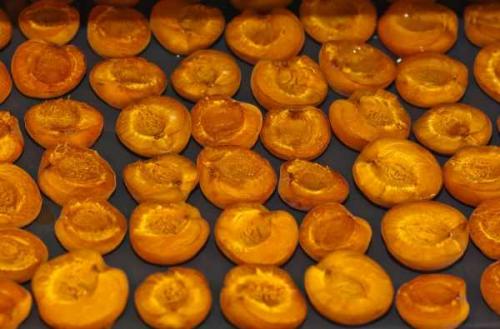 Как сушить абрикосы в духовке с конвекцией. Сушить абрикосы в духовке