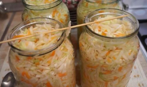 Квашеная капуста с целыми яблоками в ведре. Хрустящая квашеная капуста — классические рецепты на зиму