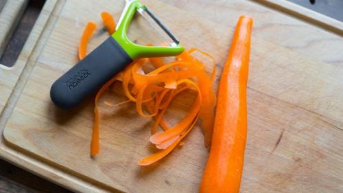 Как понять, что морковь испортилась. Причины почернения моркови после чистки и что с этим делать