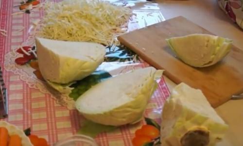 Квашеная капуста с целыми яблоками в ведре. Хрустящая квашеная капуста — классические рецепты на зиму