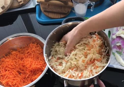 Квашеная капуста в бочке с яблоками на зиму. Как квасить капусту в бочке на зиму в домашних условиях 02 Квашеная капуста в бочке с яблоками на зиму. Как квасить капусту в бочке на зиму в домашних условиях 02