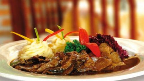 Тушеная краснокочанная капуста с мясом. Блюдо из мяса свинины с краснокочанной капустой по-датски