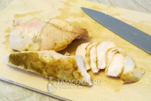 Салат Цезарь с пекинской капустой курицей и сухариками и помидорами. Салат из пекинской капусты, Салат Цезарь 08 Салат Цезарь с пекинской капустой курицей и сухариками и помидорами. Салат из пекинской капусты, Салат Цезарь 08