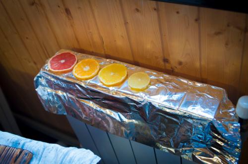 Как сушить яблоки для декора. Сушим цитрусовые дольки для поделок. Три способа.