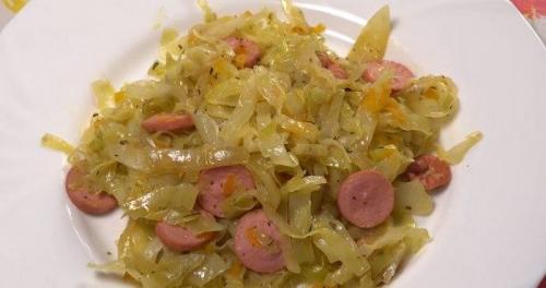 Тушеная красная капуста с сосисками. Несколько слов о посуде для приготовления