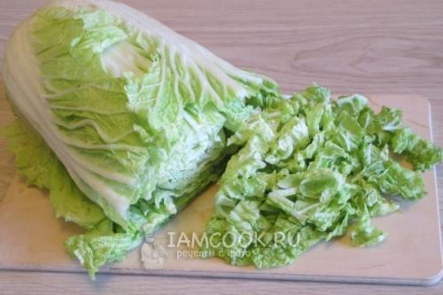 Салат Цезарь с пекинской капустой курицей и сухариками и помидорами. Салат из пекинской капусты, Салат Цезарь 09 Салат Цезарь с пекинской капустой курицей и сухариками и помидорами. Салат из пекинской капусты, Салат Цезарь 09