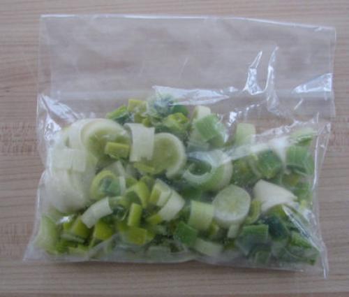 Нужно ли обрезать лук-порей. Как хранить лук-порей в домашних условиях зимой