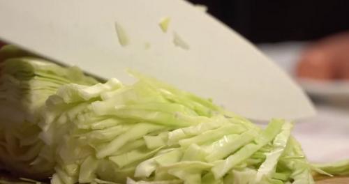 Тушеная красная капуста с сосисками. Несколько слов о посуде для приготовления