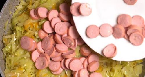 Тушеная красная капуста с сосисками. Несколько слов о посуде для приготовления