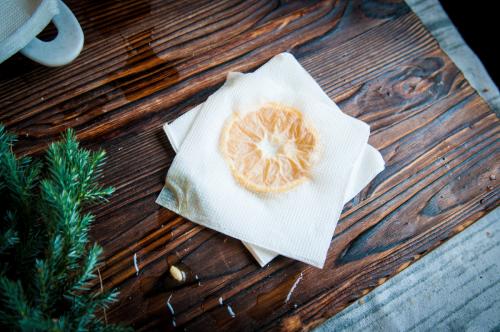 Как сушить яблоки для декора. Сушим цитрусовые дольки для поделок. Три способа.