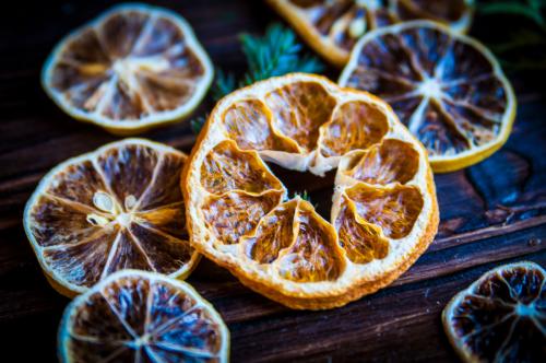 Как сушить яблоки для декора. Сушим цитрусовые дольки для поделок. Три способа.