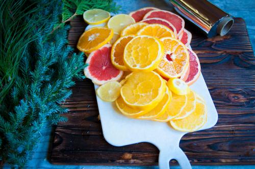 Как сушить яблоки для декора. Сушим цитрусовые дольки для поделок. Три способа.