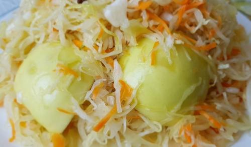 Квашеная капуста кочанами с яблоками. Лучшие рецепты