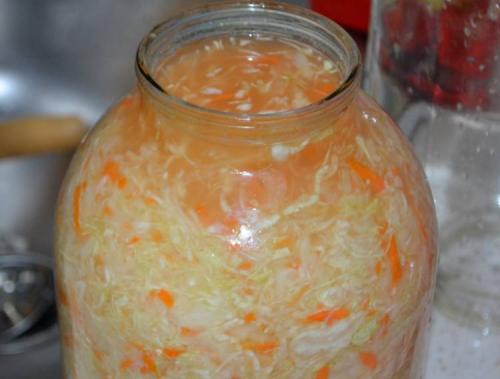 Как солить капусту в 3 литровой банке на зиму — простой рецепт