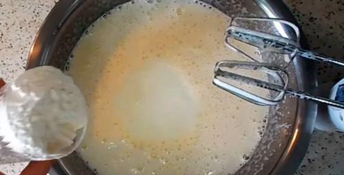 Заморозить яблоки для шарлотки. 