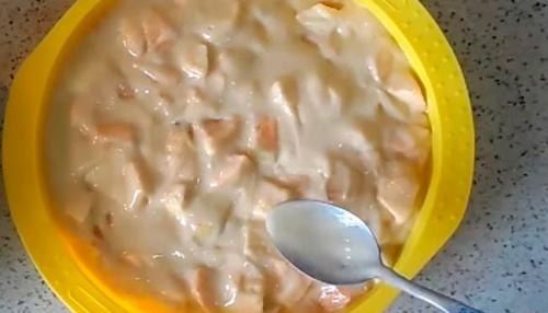 Заморозить яблоки для шарлотки. 