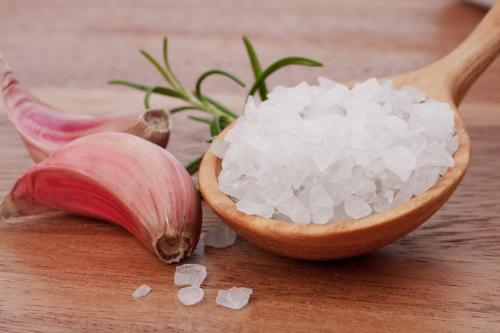 Как хранить чеснок в соли. Пищевая соль сохранит вам чеснок до следующего урожая!!!