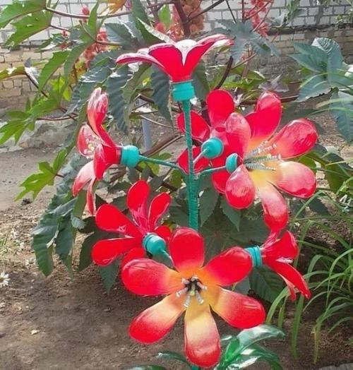 Цветы из пластиковых бутылок для сада 01