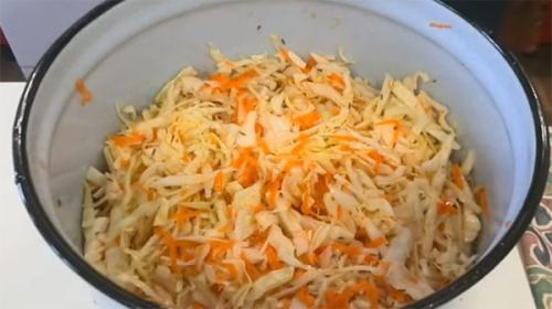 Рецепт солить капусту с яблоками. Классический рецепт с яблоками