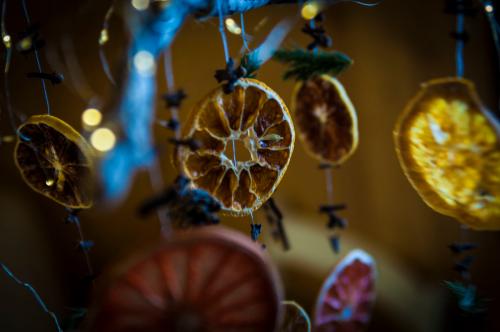 Как сушить яблоки для декора. Сушим цитрусовые дольки для поделок. Три способа.