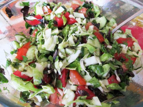 Салат с базиликом. Летний салат с виноградным уксусом и свежим базиликом