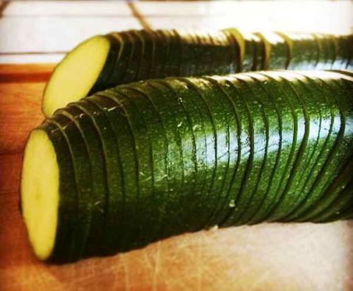 Шаг за шагом: как приготовить острые чипсы из кабачков в домашних условиях 01