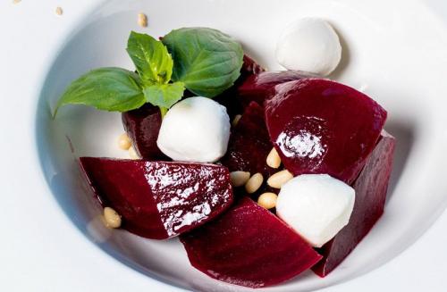 Какую свеклу полезнее есть. Выяснили, кому полезна сырая свёкла, а кому — варёная и что приготовить с овощем, кроме борща и винегрета
