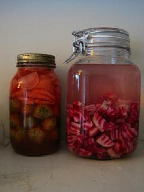 Может ли свекла навредить организму, если есть её на ночь. Можно ли пить свекольный сок на ночь. Возможный вред свекольного сока, противопоказания