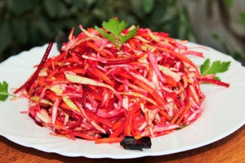 Какие блюда можно приготовить из сырой свеклы. 20 салатов из сырой свеклы, которые разнообразят ваше меню
