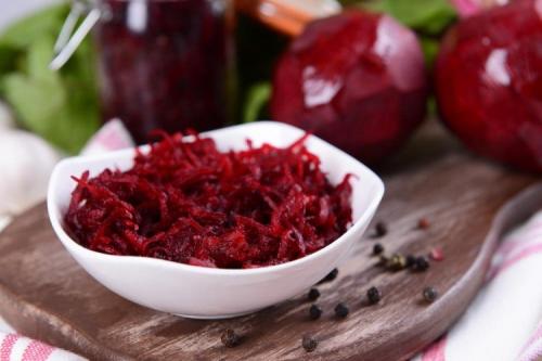 Как правильно приготовить сырую свёклу для максимальной пользы. 20 салатов из сырой свеклы, которые разнообразят ваше меню