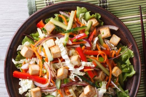 Как использовать овощи в веганской кухне. 20 вегетарианских салатов, которые придутся по вкусу каждому