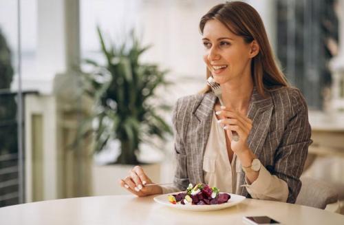 Можно ли использовать сырую свеклу для соков и салатов. Выяснили, кому полезна сырая свёкла, а кому — варёная и что приготовить с овощем, кроме борща и винегрета