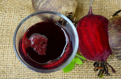 Можно ли использовать сырую свеклу для соков и салатов. Выяснили, кому полезна сырая свёкла, а кому — варёная и что приготовить с овощем, кроме борща и винегрета