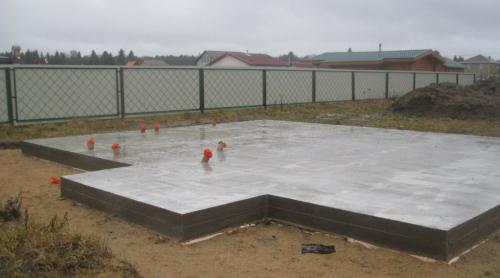 Какие особенности имеет монолитная плита, как фундамент для дома из ЖБИ. Характеристики монолитной плиты под фундамент