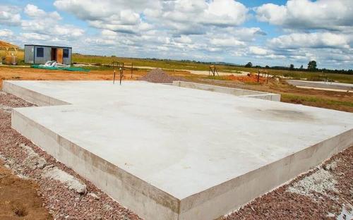 Какие особенности проектирования монолитной железобетонной фундаментной плиты необходимо учитывать. Характеристики монолитной плиты под фундамент