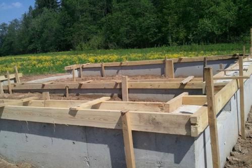 Как сравниваются ЖБИ блоки и монолитный фундамент по прочности. Фбс или лента. Глубина залегания и прочность основания