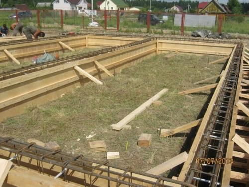 Как избежать ошибок при заливке плиты на ленточный фундамент. Технология изготовления