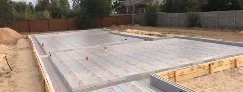 Какие технологии используются для строительства монолитной плиты, и как они влияют на стоимость. Плюсы и минусы монолитной плиты под фундамент