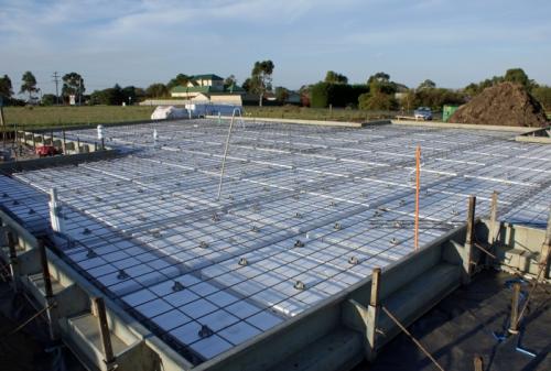 Какие дополнительные материалы необходимы для строительства фундамента из дорожных плит. Преимущества и недостатки