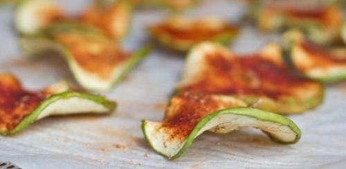 Можно ли добавлять соус или приправы к чипсам из яблок. Яблочные чипсы со специями