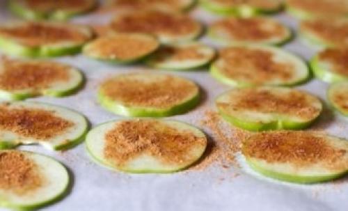 Можно ли добавлять соус или приправы к чипсам из яблок. Яблочные чипсы со специями