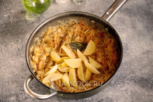 Капуста с мочеными яблоками. Тушеная капуста с мочеными яблоками 06