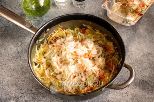 Капуста с мочеными яблоками. Тушеная капуста с мочеными яблоками 04