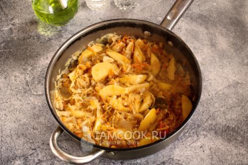 Капуста с мочеными яблоками. Тушеная капуста с мочеными яблоками 07