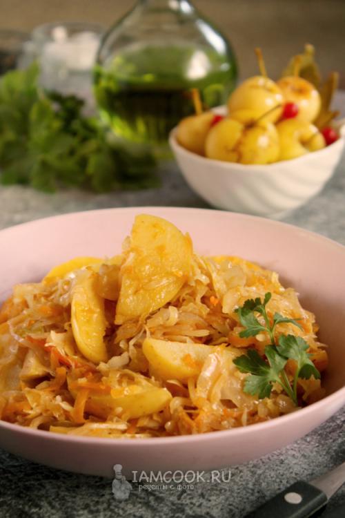 Капуста с мочеными яблоками. Тушеная капуста с мочеными яблоками 08